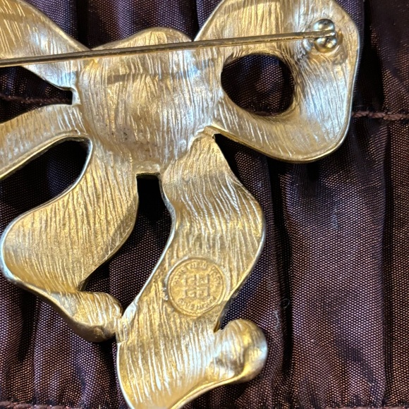 Vtg Givenchy Ribbon/ Bow Gold Brooch🎀 - Picture 4 of 8